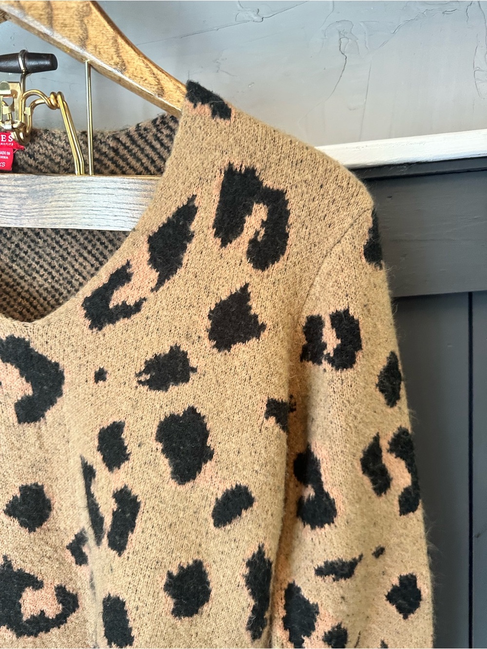 Guess Cheetah Leopard Print V Neck Fuzzy Sweater, Sz XS - Picture 5 of 13